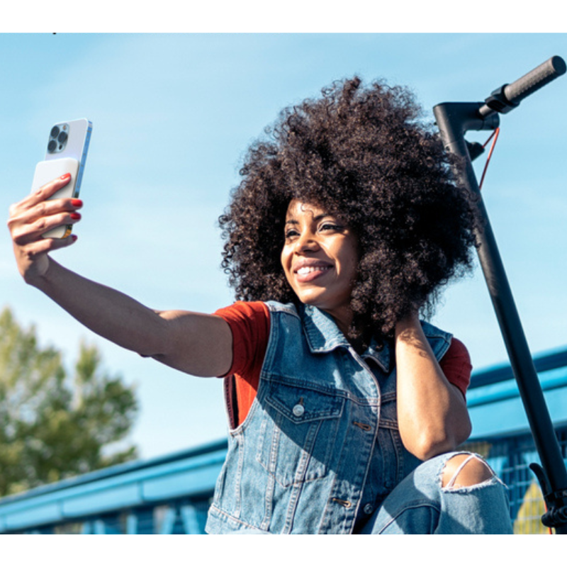 Power Bank BELKIN Boost Charge Magsafe 5000MAH + Support – Blanc -BPD004BTWT Power Bank BELKIN Boost Charge Magsafe 5000MAH + Support – Blanc -BPD004BTWT Tunisie